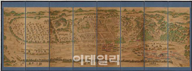 ‘기성도8폭병풍’(19세기·종이에 채색). 서울시 유형문화재 제176호다. 평양성 일대 평안감사 행렬을 담은 그림으로 병풍을 엮었다. ‘기성’은 평양의 별칭. 도시의 성장, 회화식 지도의 발달, 실경산수화의 유행 등 18세기 변화된 분위기를 반영했다(소장=서울역사박물관, 사진=아모레퍼시픽미술관).