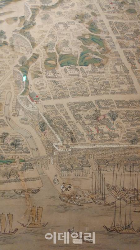 ‘기성도8폭병풍’의 부분. 1800년대 평양성 일대를 마치 드론으로 촬영한 듯 가옥과 동네가 한눈에 내려다보인다(사진=오현주 문화전문기자).