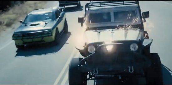 방탄유리는 총알을 튕여 내는 것이 아닌 총알의 회전속도를 감소시켜 방탄유리에 가두는 원리입니다. 사진은 방탄 차량이 총알을 튕겨내는 영화의 한 장면입니다. [사진=유튜브 화면캡처]