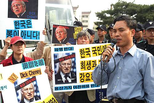 ▲ 김판태 대표가 2004년 4월15일 성남공항에서 딕 체니 부통령 방한 반대 기자회견 도중 마이크를 잡았다. 사진=통일뉴스 제공