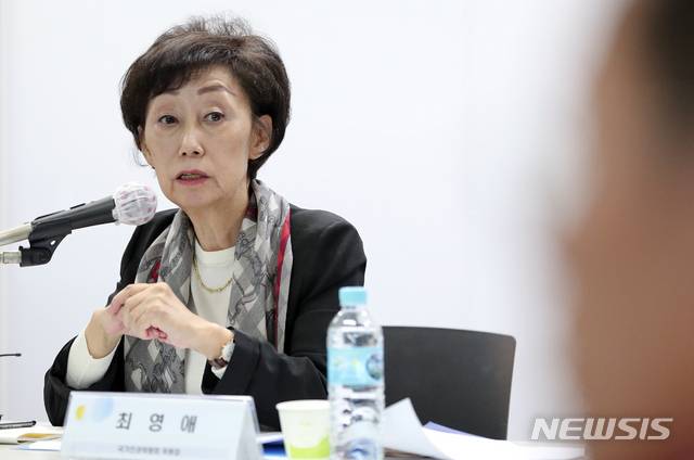 【서울=뉴시스】최진석 기자 = 최영애 국가인권위원장이 15일 오전 서울 중구 국가인권위원회 브리핑실에서 열린 '국가인권위 기자간담회'에 참석해 모두발언을 하고 있다. 2018.10.15.myjs@newsis.com
