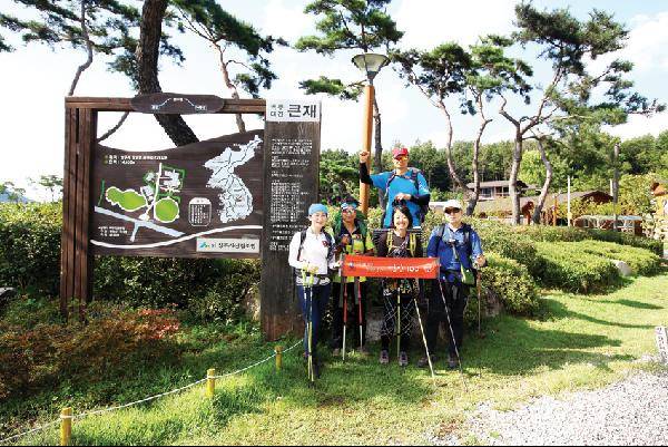 [월간산]17구간의 큰재 인증지점. 상주 백두대간 생태교육장 입구에 있다.