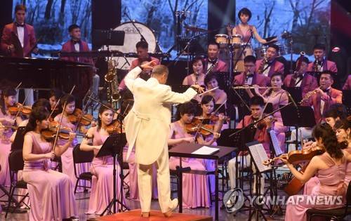 삼지연관현악단 (강릉=연합뉴스) 북한 삼지연관현악단이&nbsp8일 오후 강원도 강릉아트센터 사임당홀에서 열린 평창동계올림픽·패럴림픽 성공 기원 삼지연관현악단 특별공연에서 공연을 펼치고 있다. 이날 공연에는 남자는 배, 여자는 항구, 이별, 당신은 모르실거야, 사랑의 미로, 다함께 차차차, 서인석의 홀로 아리랑과 오페라의 유령 등 서양 교향곡이 포함됐다.&nbsp2018.2.8 [사진공동취재단=연합뉴스]&nbspphoto@yna.co.kr