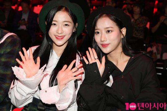 에이프릴 진솔, 나은이&nbsp;16일 오후 서울 중구 동대문디자인플라자(DDP)에서 열린 ‘2019 S/S 헤라서울패션위크’ 알쉬미스트 컬렉션에 참석했다.