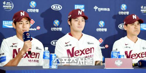 넥센 이정후가 15일 서울 고척스카이돔에서 진행된 2018 포스트시즌 와일드카드 결정전 미디어데이에 참석해 플래시 세례를 받고있다. 고척 | 김도훈기자 dica@sportsseoul.com