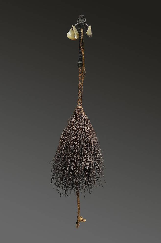 18세기 말부터 19세기 초 사이 폴리네시아에서 쓰이던 말총 파리채. 위키미디어 코먼스 제공.