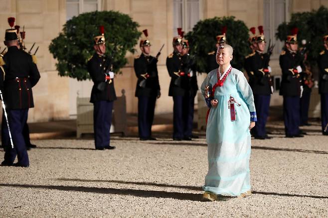 15일 저녁(현지시간) 프랑스 파리 엘리제 궁에서 열린 국빈 만찬에 앞서  무용가 안은미씨가 만찬장으로 입장하고 있다.  청와대사진기자단