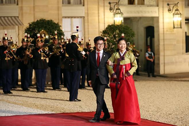 15일 저녁(현지시간) 프랑스 파리 엘리제 궁에서 열린 국빈 만찬에 앞서  조아킴 손 프르제 하원의원 부부가   만찬장으로 입장하고 있다. 청와대사진기자단
