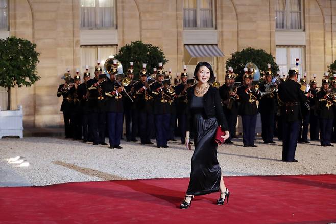 15일 저녁(현지시간) 프랑스 파리 엘리제 궁에서 열린 국빈 만찬에 앞서 플레르 페르룅 전 프랑스 장화부 장관이 만찬장으로 입장하고 있다. 청와대사진기자단