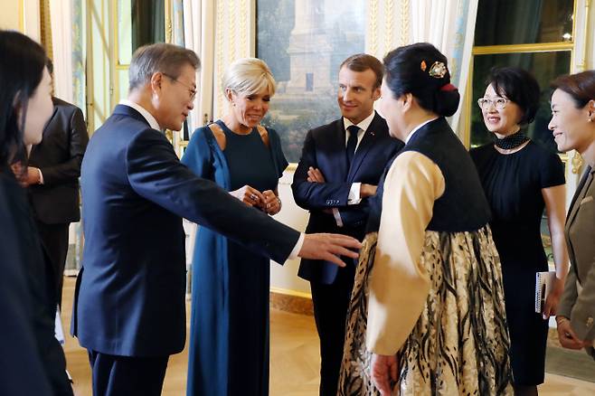 문재인 대통령 내외와 마크롱 프랑스 대통령 내외가 15일 오후 프랑스 파리 엘리제궁에서 국빈만찬에 참답하기 앞서 대화를 나누고 있다. 청와대사진기자단