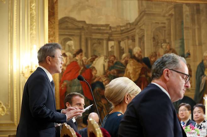 문재인 대통령이  15일 오후 프랑스 파리 엘리제궁에서 열린 마크롱 프랑스 대통령 주최 국빈만찬에서 답사를 하고 있다. 청와대사진기자단