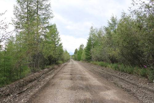 톰토르 가는 길은 옛 콜리마대로로 스탈린 시대 때의 모습이 남아 있다. 도로 폭은 차 한 대가 달리기 좋은 정도다.