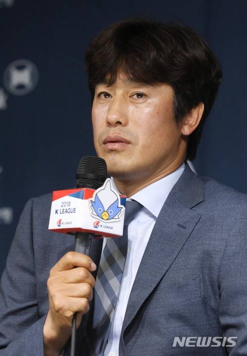 【서울=뉴시스】조성봉 기자 = 3일 오전 서울 종로구 축구회관에서 열린 K리그  FC 서울-수원 삼성 슈퍼매치 미디어데이에서 수원삼성 서정원 감독이  인사말을 하고 있다. 2018.05.03.suncho21@newsis.com