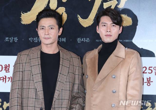 【서울=뉴시스】조수정 기자 = 배우 장동건과 현빈(오른쪽)이 영화 '창궐' 시사회가 열린 17일 오후 서울 송파구 신천동 롯데시네마 월드타워에서 포즈를 취하고 있다. 영화 '창궐'은 오는 25일 개봉한다. 2018.10.17. chocrystal@newsis.com