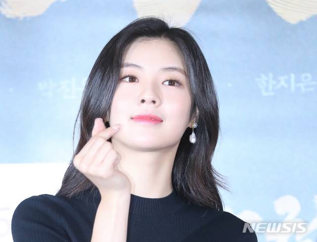 【서울=뉴시스】조수정 기자 = 배우 이선빈이 영화 '창궐' 시사회가 열린 17일 오후 서울 송파구 신천동 롯데시네마 월드타워에서 포즈를 취하고 있다. 영화 '창궐'은 오는 25일 개봉한다. 2018.10.17. chocrystal@newsis.com