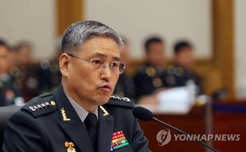 답변하는 육군참모총장 (계룡=연합뉴스) 양영석 기자 = 김용우 육군참모총장이 18일 충남 계룡대에서 열린 국회 국방위원회의 육군본부에 대한 국정감사에 출석해 의원 질의에 답하고 있다.