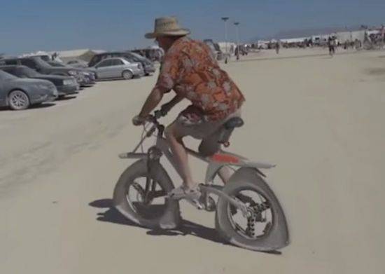 뢸로삼각형 바퀴로 자전거를 제작해 타고 있는 기계공학자인 필 밀러. [사진=유튜브 화면캡처]