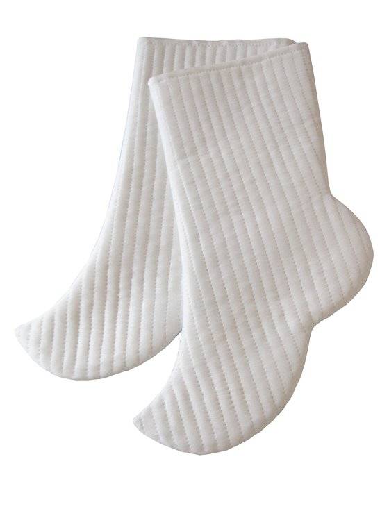 누비 버선. 방한용으로 목화솜을 넣은 것으로 명주 실크 홈질한 누비 기법을 사용했다. [사진 이정은]