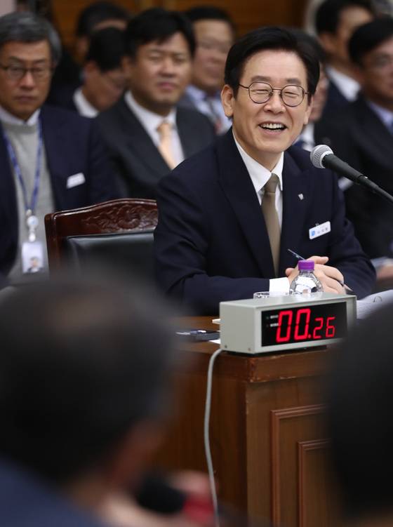 이재명 경기도지사가 19일 오전 경기도 수원시 팔달구 경기도청에서 열린 경기도에 대한 국회 행정안전위원회 국정감사에 출석해 조원진 대한애국당 의원의 질의에 답변하고 있다. 2018.10.19/뉴스1  <저작권자 © 뉴스1코리아, 무단전재 및 재배포 금지>