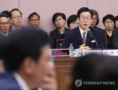 답변하는 이재명 경기지사 (수원=연합뉴스) 홍기원 기자 = 이재명 경기도지사가 19일 오전 경기도 수원시 팔달구 경기도청에서 열린 국회 행정안전위원회의 경기도에 대한 국정감사에서 답변을 하고 있다.       xanadu@yna.co.kr  (끝)