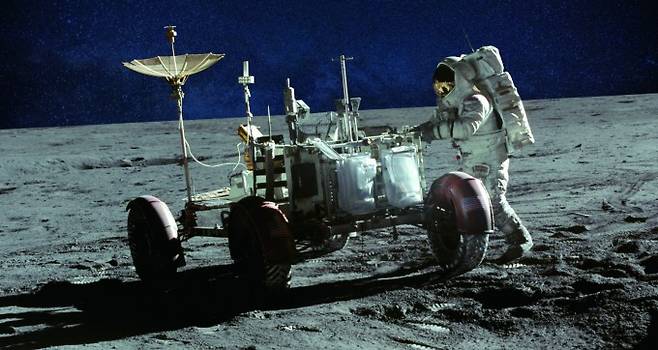 1971년, 아폴로 15호는 세계 최초로 달에 월면차를 보냈다. 사진은 아폴로 15호를 타고 달에 도착한 월면차와 우주 비행사 제임스 어윈의 모습. - NASA 제공