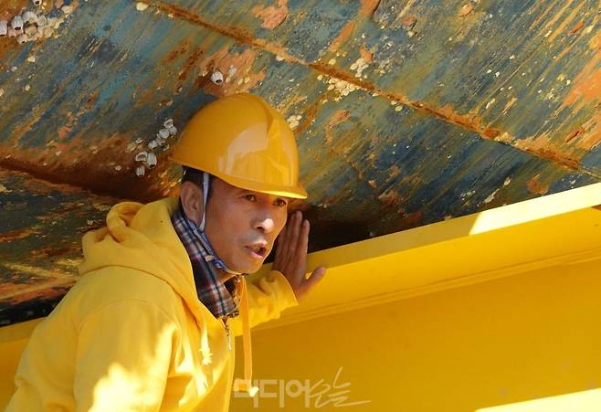 ▲ 정성욱 선체인양분과장이 세월호 바닥 부위 움푹 패인 흔적을 보여주고 있다. 사진=김예리 기자