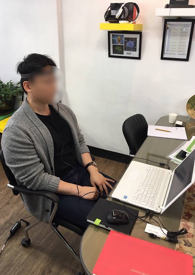 한국뇌과학연구소 협조로 '뇌파검사'를 하는 기자. 머리띠에 붙은 전극을 통해, 뇌파가 실시간으로 그려졌다./사진=한국뇌과학연구소