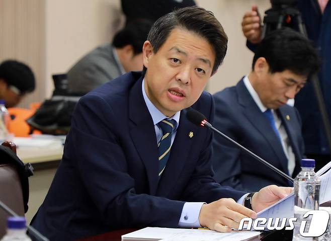 김영호 더불어민주당 의원이 22일 오전 강원도청 신관 대회의실에서 열린 강원도에 대한 국회 행정안전위원회 국정감사에서 최문순 도지사에게 질의를 하고 있다. 2018.10.22/뉴스1 © News1 하중천 기자