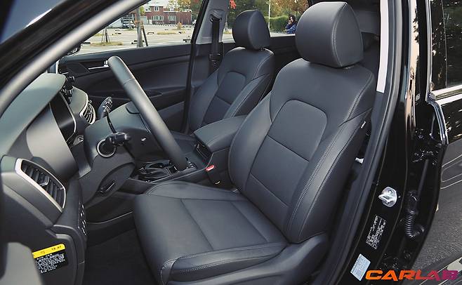 '프리미엄 시트 패키지'에는 가죽시트와 8방향 전동 조절, 1열 통풍 기능까지 들어간다. 메모리 기능은 없다