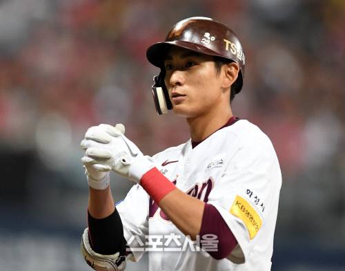 2018 KBO 와일드카드 결정전 1차전 넥센 히어로즈와 KIA 타이거즈의 경기가 16일 고척 스카이돔에서 열렸다. 넥센 이정후가 7회말 우전안타를 친 후 세리머니를 하고 있다. 고척 | 최승섭기자 thunder@sportsseoul.com