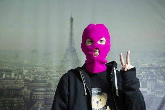 '소년점프'가 탄생한 서울 군자동 작업실에 걸린 파리 사진. 파리에 온 것 마냥 그 앞에서 'V'자를 그리고 있는 마미손. 권혁재 사진전문기자, 장소협찬=예요사운드