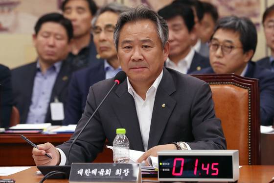 이기흥 대한체육회장이 23일 오전 서울 여의도 국회에서 열린 문화체육관광위원회의 대한체육회, 국민체육진흥공단, 한국체육산업개발(주), 태권도진흥재단, 대한장애인체육회 등에 대한 국정감사에서 의원들의 질의에 답하고 있다. 2018.10.23/뉴스1 <저작권자 © 뉴스1코리아, 무단전재 및 재배포 금지>