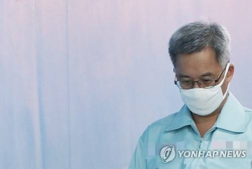 결심공판 출석한 '드루킹' 김동원 (서울=연합뉴스) 이지은 기자 = 여론조작 사건의 '드루킹' 김동원 씨가 1일 오후 서울 서초구 서울중앙지법에서 아내 유사강간 및 폭행 혐의 관련 결심공판에 출석하기 위해 법정으로 향하고 있다. 2018.10.1      jieunlee@yna.co.kr  (끝)