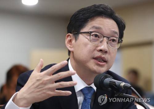 답변하는 김경수 경남지사 (창원=연합뉴스) 김동민 기자 = 김경수 경남도지사가 23일 오전 경남 창원시 의창구 경남도청에서 열린 2018년 국회 행정안전위원회 국정감사에서 위원들 질의에 답변하고 있다. 2018.10.23      image@yna.co.kr  (끝)