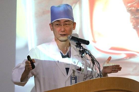 이국종 아주대학교병원 경기남부권역외상센터 센터장이 15일 오후 경기도 수원시 아주대학교병원 내 아주홀에서 판문점 공동경비구역(JSA) 지역으로 귀순하다 북한군의 총격으로 부상을 입고 헬기로 긴급 후송된 북한 병사에 관한 1차 브리핑을 하고 있다. 수술모를 쓰고 있는 상태다. [뉴스1]