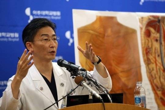 이국종 센터장이 22일 아주대병원에서 기자회견을 열고 JSA 귀순 북한병사의 상태에 대해 설명하고 있다. 손목시계 금속면 부분에 밴드가 감겨 있다. 박종근 기자