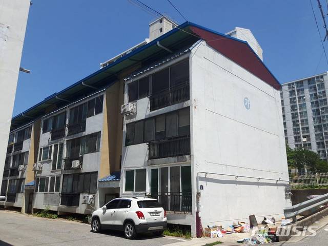 【영동=뉴시스】충북 영동군의 공동주택 관리비용 지원 사업에 선정돼 옥상방수 공사를 완료한 영동읍 동정리 정상주택. (사진=영동군 제공) photo@newsis.com