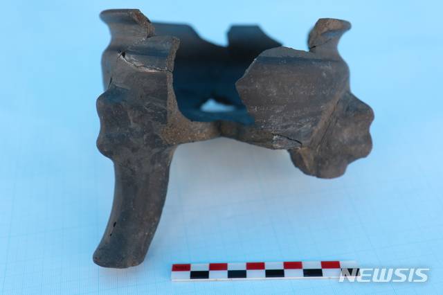 러시아 스타로레첸스코예 평지성 출토 삼족기