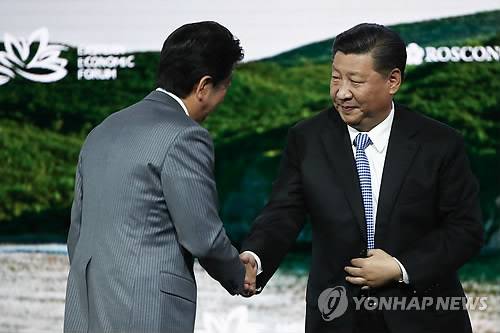 블라디보스토크 회동 시진핑·아베…"한반도 비핵화, 中日 공통목표"       (블라디보스토크 타스=연합뉴스) 시진핑(習近平) 중국 국가주석과 아베 신조(安倍晋三) 일본 총리가 2018년 9월 12일 러시아 블라디보스토크에서 10개월 만에 정상회담을 하고, 한반도 비핵화가 양국 공통 목표라는 점에 의견 일치를 봤다고 교도통신이 보도했다. 통신은 회담에서 두 정상이 북한 문제를 '공통 목표'로 삼아 상호 연대하기로 했으며 특히 유엔 안전보장이사회의 대북제재 결의 이행에 관한 필요성도 확인했다고 보도했다. 사진은 이날 블라디보스토크의 극동연방대학에서 열린 '제4차 동방경제포럼' 전체 회동 중 아베(왼쪽)와 시진핑이 악수하는 모습.   bulls@yna.co.kr  (끝)
