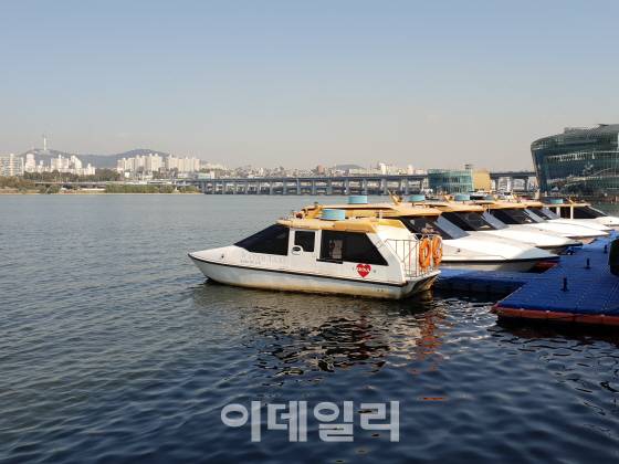 17일 오전 서울 서초구 반포한강공원에 위치한 서래나루에 수상택시들이 정박해있다.(사진=신중섭 기자)