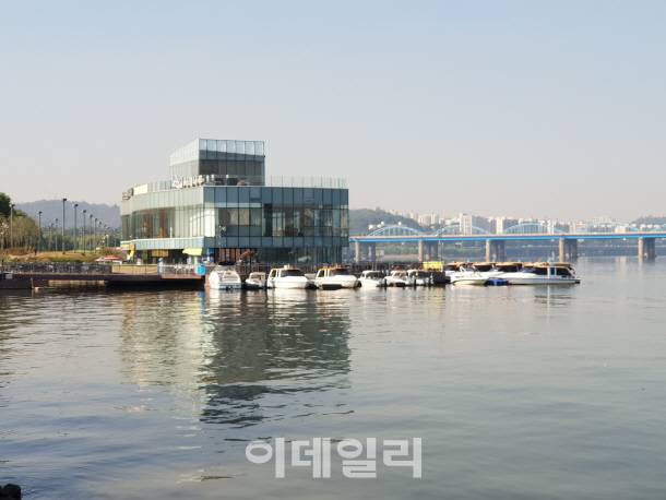 17일 오전 서울 서초구 반포한강공원에 위치한 서래나루에 수상택시들이 정박해있다.(사진=신중섭 기자)