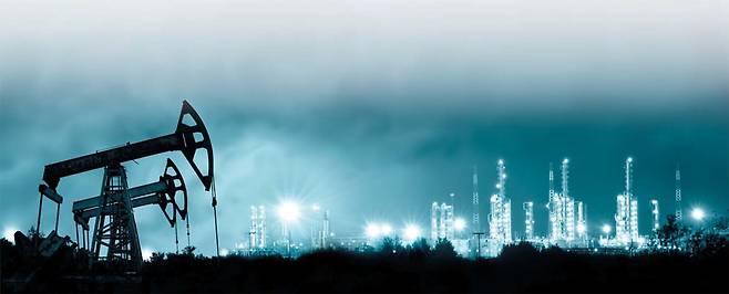 미국의 한 셰일 유전에 설치된 원유 시추기. 미국 셰일 업계는 기술 혁명에 바탕한 생산성 향상으로 OPEC의 저가 공세를 이겨냈다. 셰일오일 증산에 힘입어 에너지 자립을 이룬 세계 최대 산유국 미국의 패권에 맞설 나라는 당분간 없어 보인다. /미국 지역공동체 환경보호기금