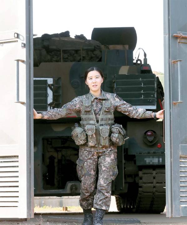 여성에게 굳게 닫혀 있던 포병의 문을 처음 열어젖힌 이고은 대위가 K-9 자주포가 있는 진지의 문을 열며 나오고 있다. [한주형 기자]