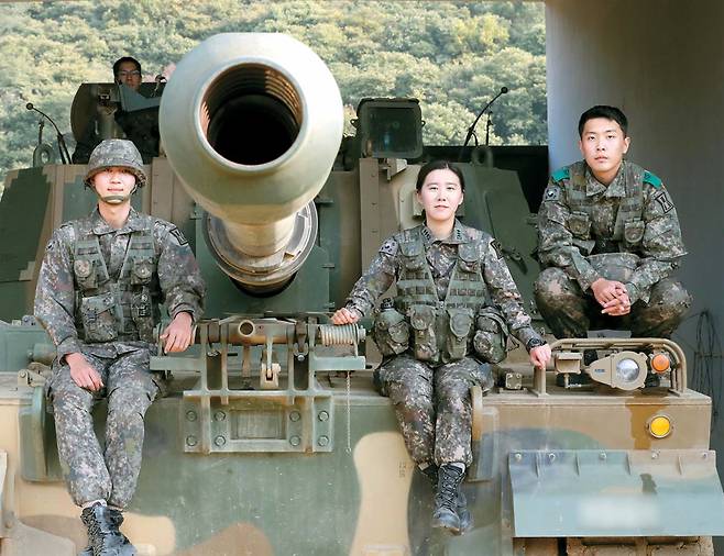 `이 사람만 따라가면 전쟁이 나도 살 수 있겠다`. 이고은 포대장이 성취하고 싶은 지휘관의 모습이다. 이 대위가 자신의 포대원들과 함께 K-9 자주포 위에 올라타 있다. [한주형 기자]