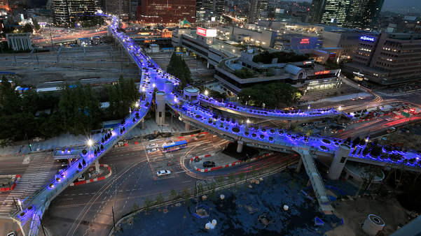 서울로 7017은 승효상이 서울시 총괄 건축가로 있을 때 진행한 프로젝트다. ‘공중 정원'이라는 애초의 설계안은 일종의 수사적 표현이며, 긴밀한 도시 네트워크가 핵심이다.
