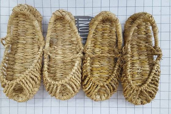 전통 상복을 입을 때 신던 짚신.