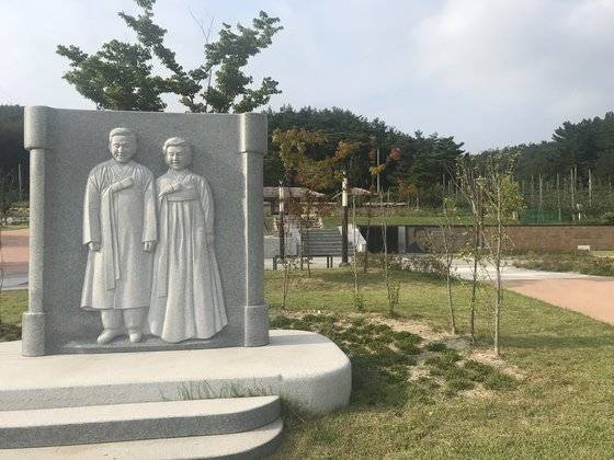 이명박 전 대통령이 유년시절을 보낸 경북 포항시 북구 흥해읍 덕실마을에 세워진 조형물. 포항=김정석 기자