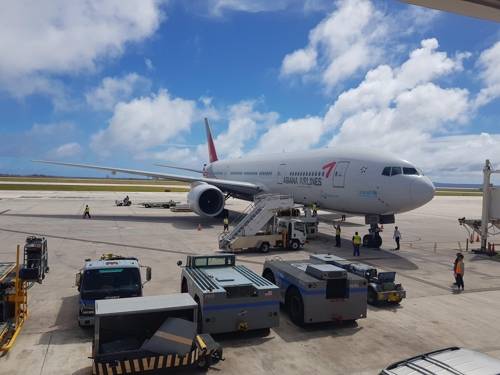 (서울=연합뉴스) 사이판 공항에 대기 중인 아시아나항공 B777 임시기. [둑자제공]