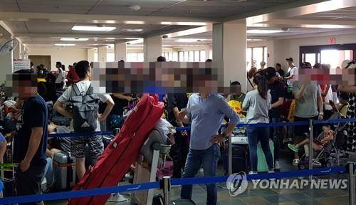 귀국 기다리는 사이판 여행객들 서울=연합뉴스) 28일 오전 슈퍼 태풍 '위투'가 지나간 사이판 공항 아시아나항공 카운터에서 여행객들이 출국 수속을 기다리고 있다. 2018.10.28 [독자제공] photo@yna.co.kr (끝)