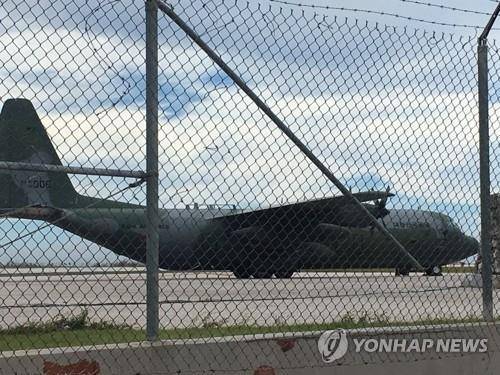 공군 C-130 허큘리스 수송기, 사이판 도착 (서울=연합뉴스) 슈퍼 태풍 '위투'로 사이판에 발이 묶인 한국 관광객을 태울 대한민국 공군의 C-130 허큘리스 수송기가 27일 사이판 국제공항에 도착했다. 2018.10.27 [독자 박준호 씨 촬영 제공]